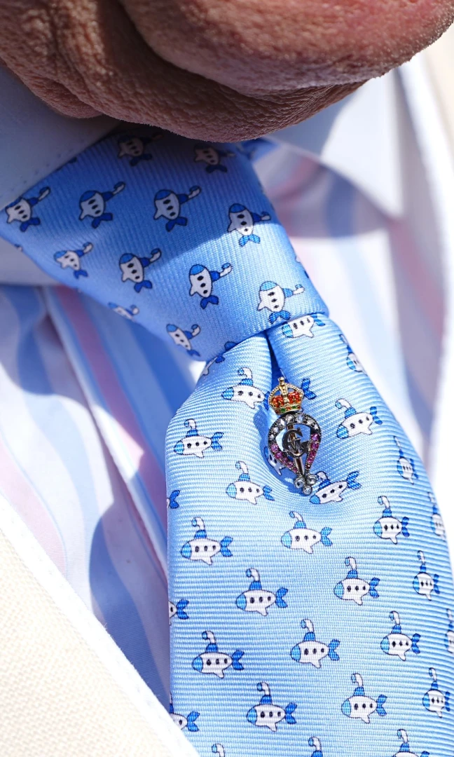 Cravatta decorata con sommergibili indossata da re Charles