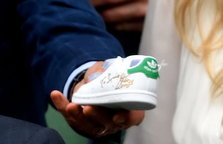 Stan Smith consegna le scarpe firmate alla royal box