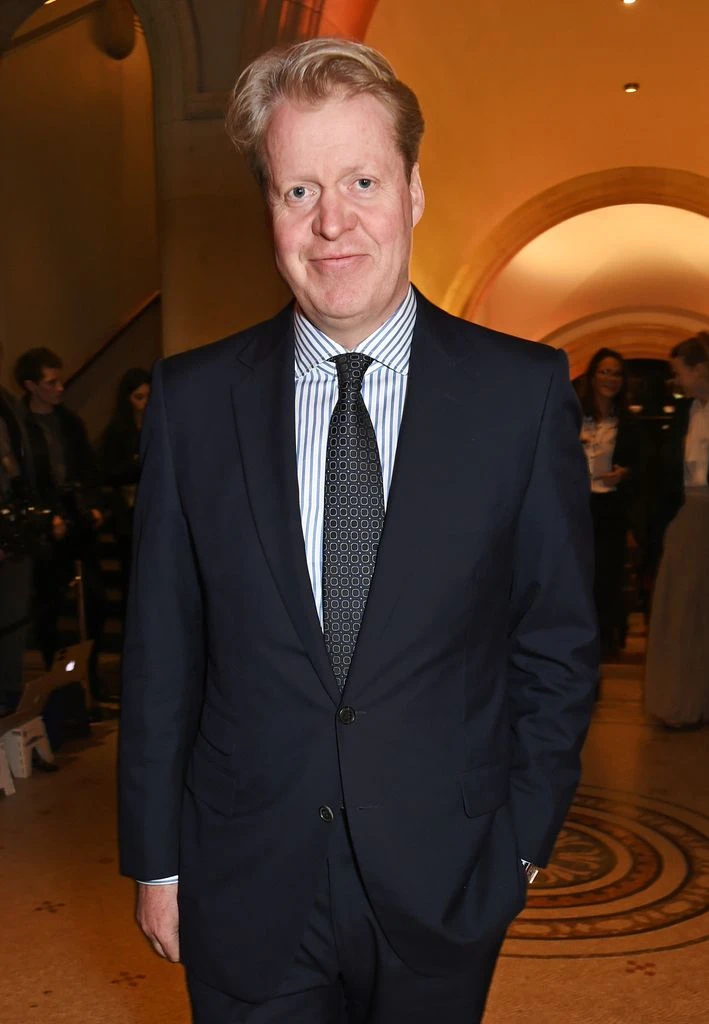 Charles Spencer in abito nero