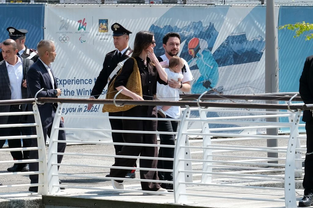 Rajwa Al Hussein, principe ereditario Hussein bin Abdullah e la loro figlia Iman arrivano all’aeroporto Marco Polo di Venezia