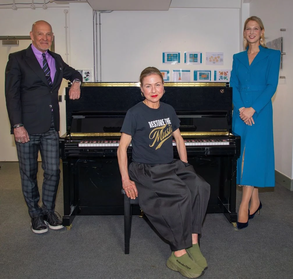 Visitatori alla serata benefica presso School 21 Londra