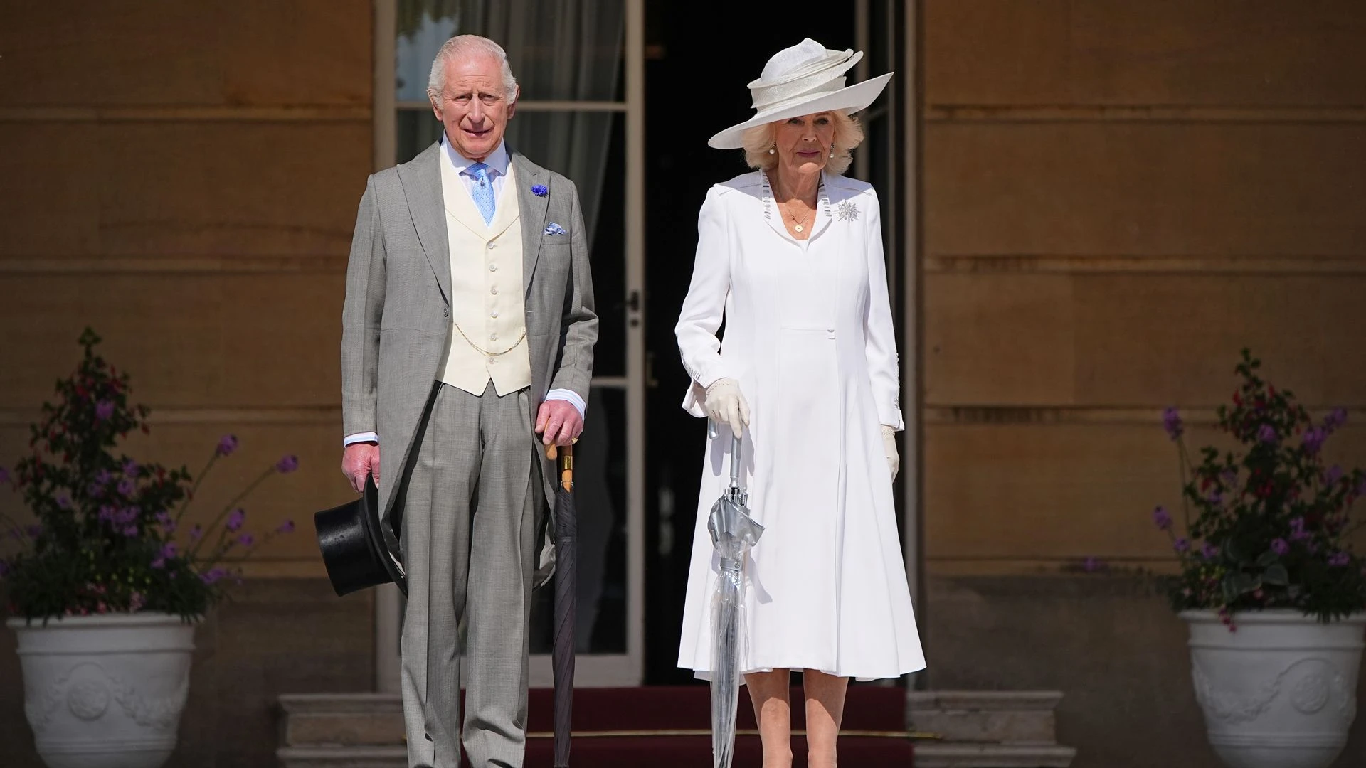Re Charles III e Regina Camilla all’ingresso