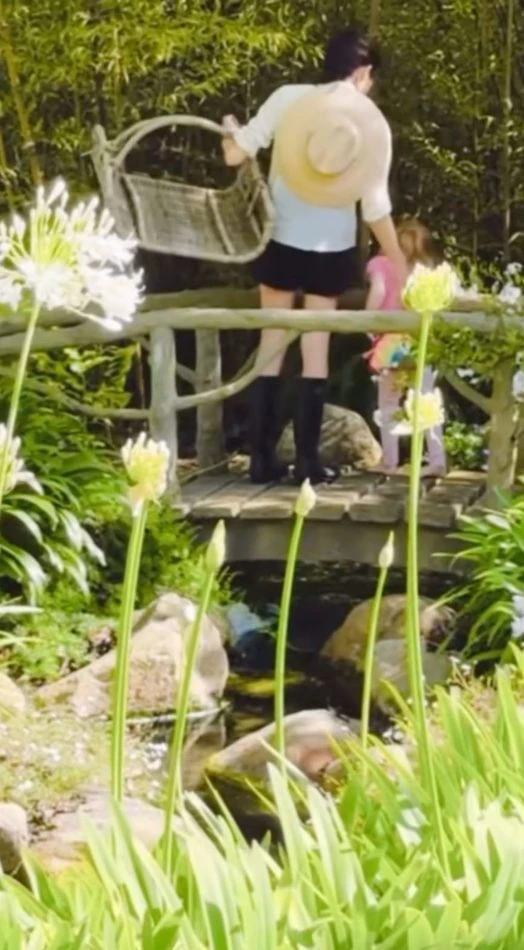 Lilibet appare in un video esclusivo dietro le quinte con Meghan Markle e Harry